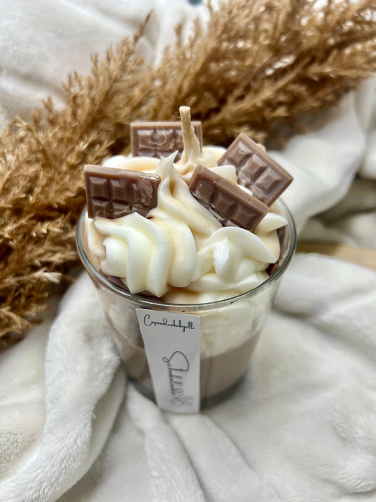 Schoko Becher – Handgefertigte Dessertkerze aus Sojawachs