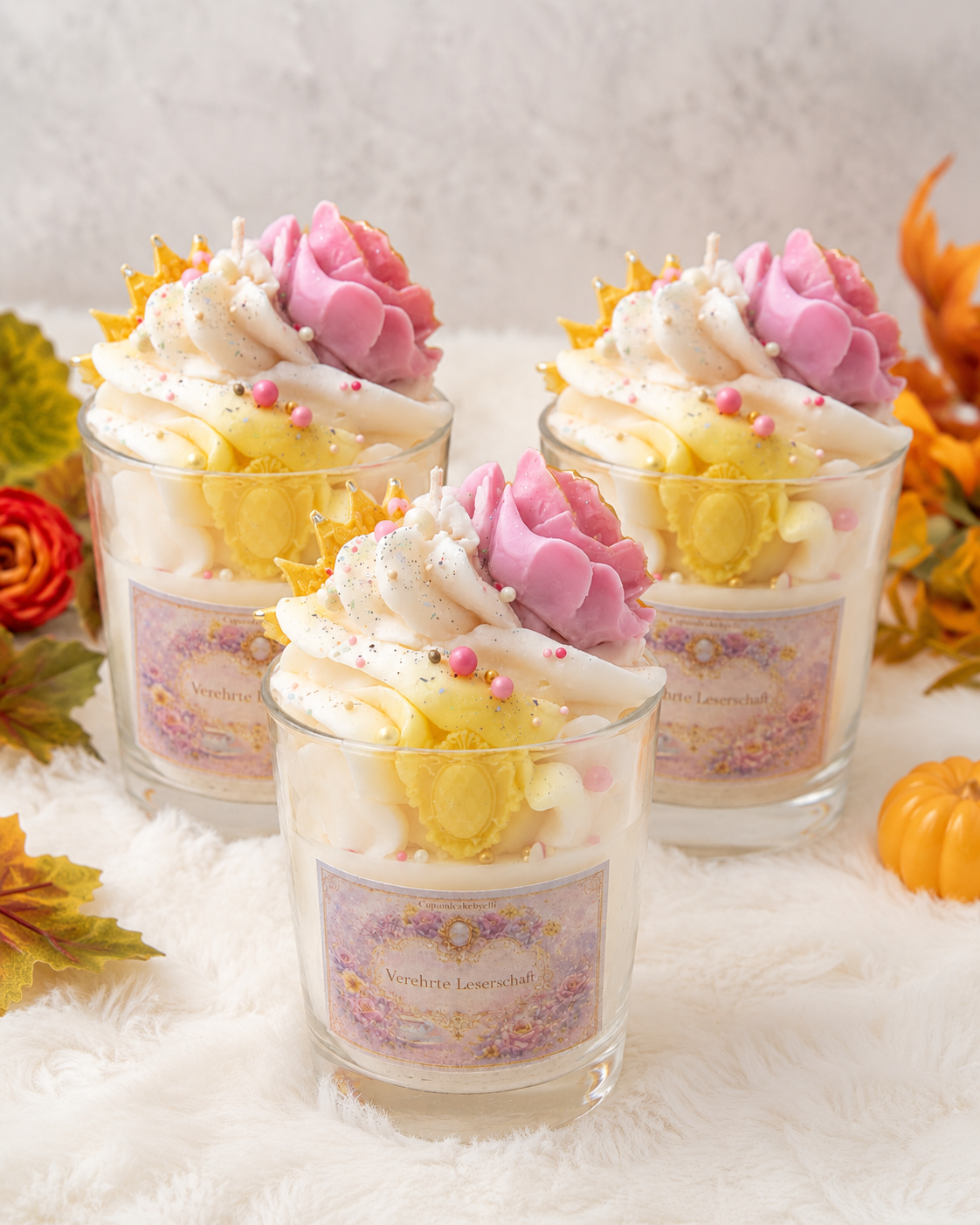 Verehrte Leserschaft – Blüten & Knospen Dessertkerze aus Sojawachs | 230 ml