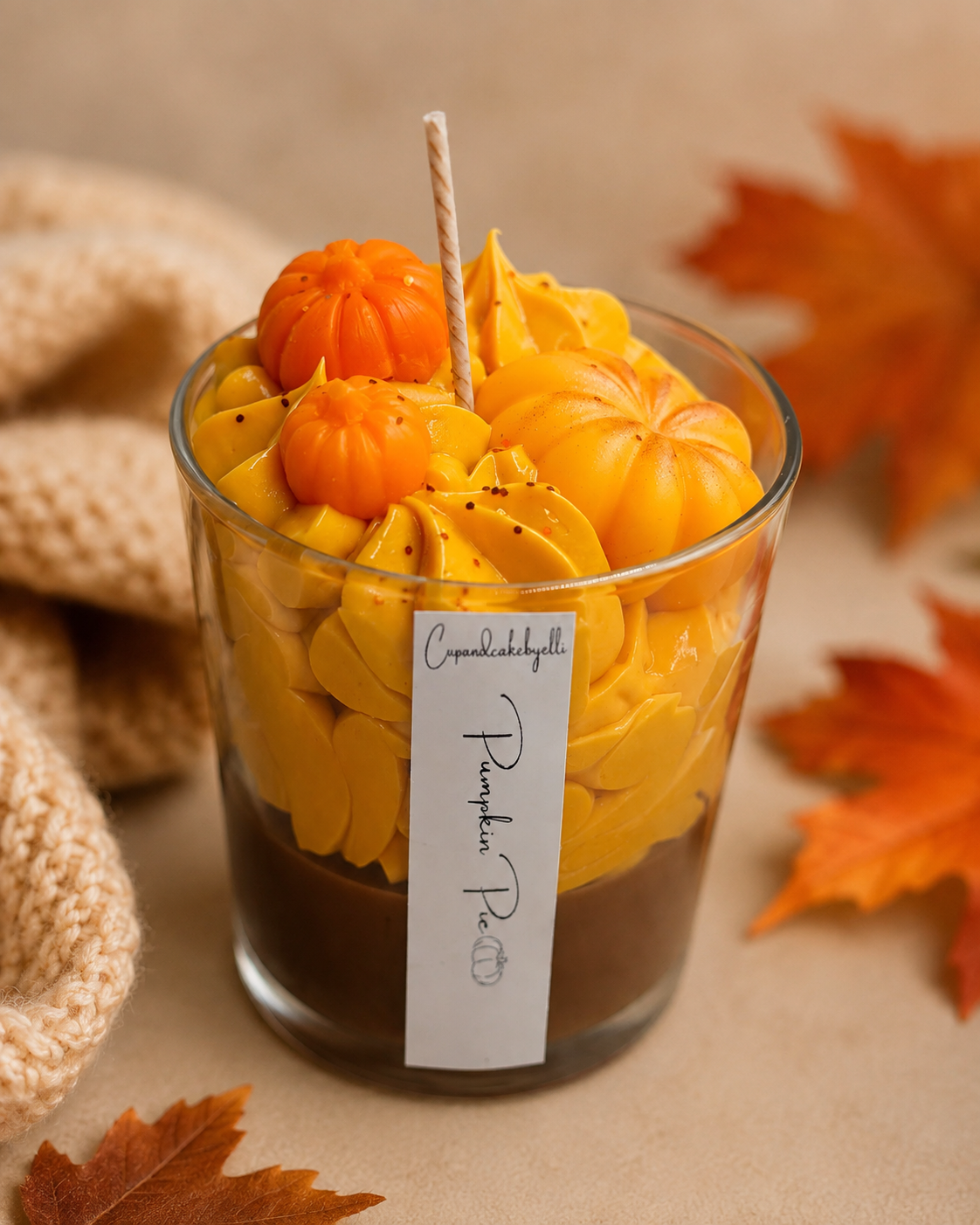 Pumpkin Pie – Handgegossene Dessertkerze aus Sojawachs