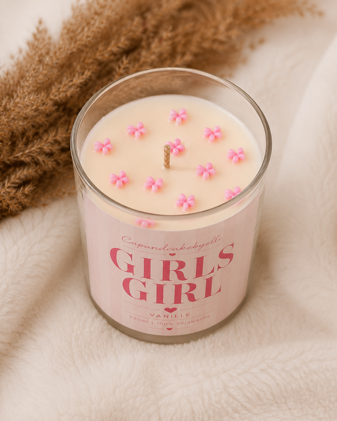 Handgegossene Girls Girl Vanille Duftkerze im Glas mit rosa Wachsschleifen