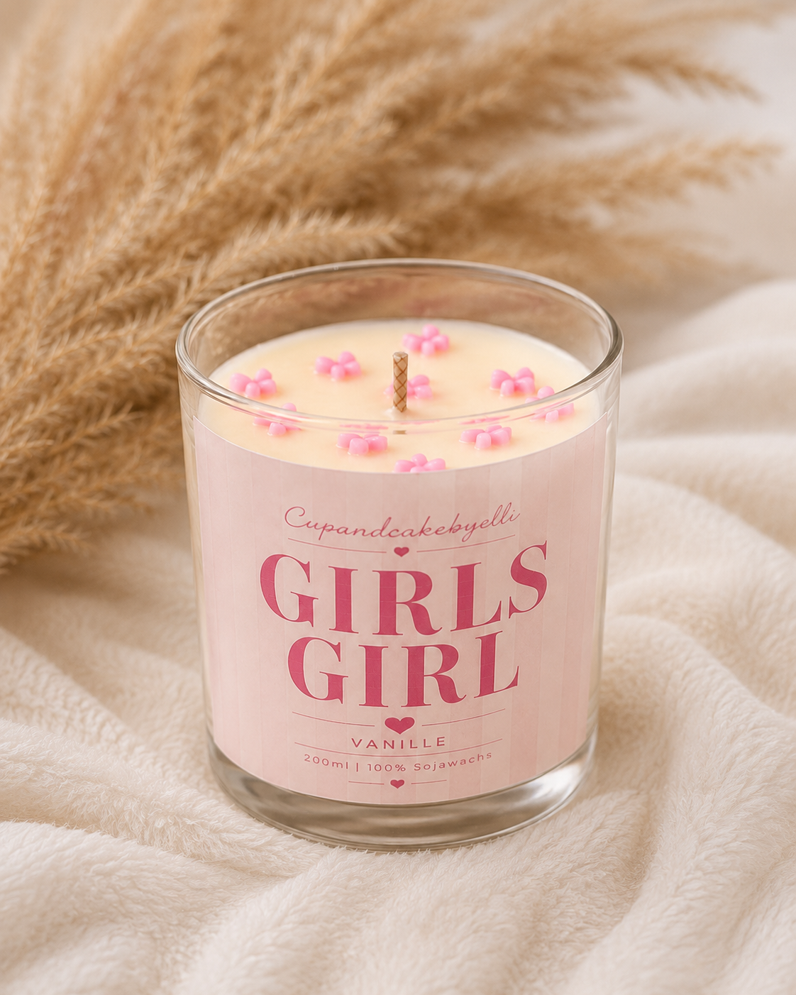 Rosa Girls Girl Duftkerze aus Sojawachs mit Vanilleduft von Cupandcakebyelli