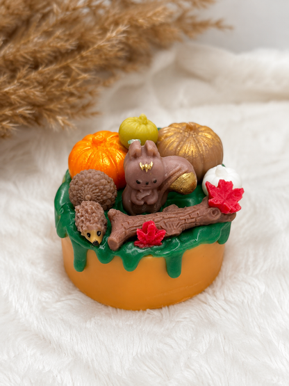 Handgefertigte Herbst Duftkerze mit Igel Eichhörnchen Kürbissen und Blättern