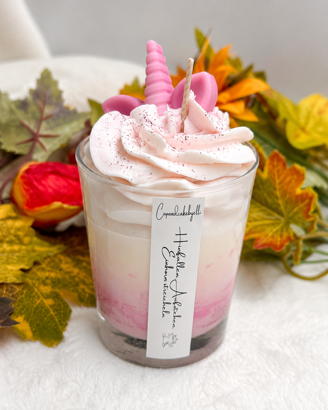Geöffnete rosa Geschenkbox mit vier handgefertigten Erdbeer-Duftwachs-Pralinen aus Sojawachs.