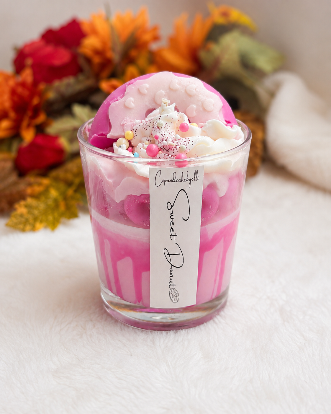 Handgefertigte Sweet-Donut-Duftkerze aus Sojawachs mit Erdbeer-Eiscreme-Duft, rosafarbenem Schichtdesign und Donut-Dekoration von Cupandcakebyelli.