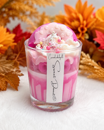 Handgefertigte Sweet-Donut-Duftkerze aus Sojawachs mit Erdbeer-Eiscreme-Duft, rosafarbenem Schichtdesign und Donut-Dekoration von Cupandcakebyelli.