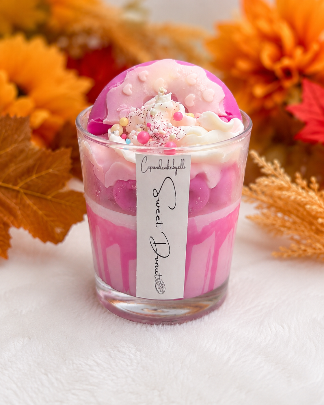 Handgefertigte Sweet-Donut-Duftkerze aus Sojawachs mit Erdbeer-Eiscreme-Duft, rosafarbenem Schichtdesign und Donut-Dekoration von Cupandcakebyelli.