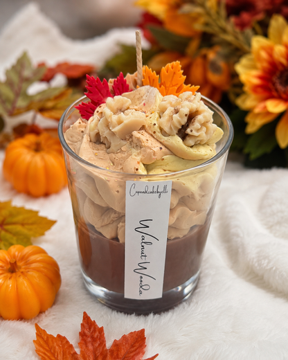 Walnut Maple Dessertkerze im Glas mit Kerzensahne und herbstlicher Dekoration von Cupandcakebyelli