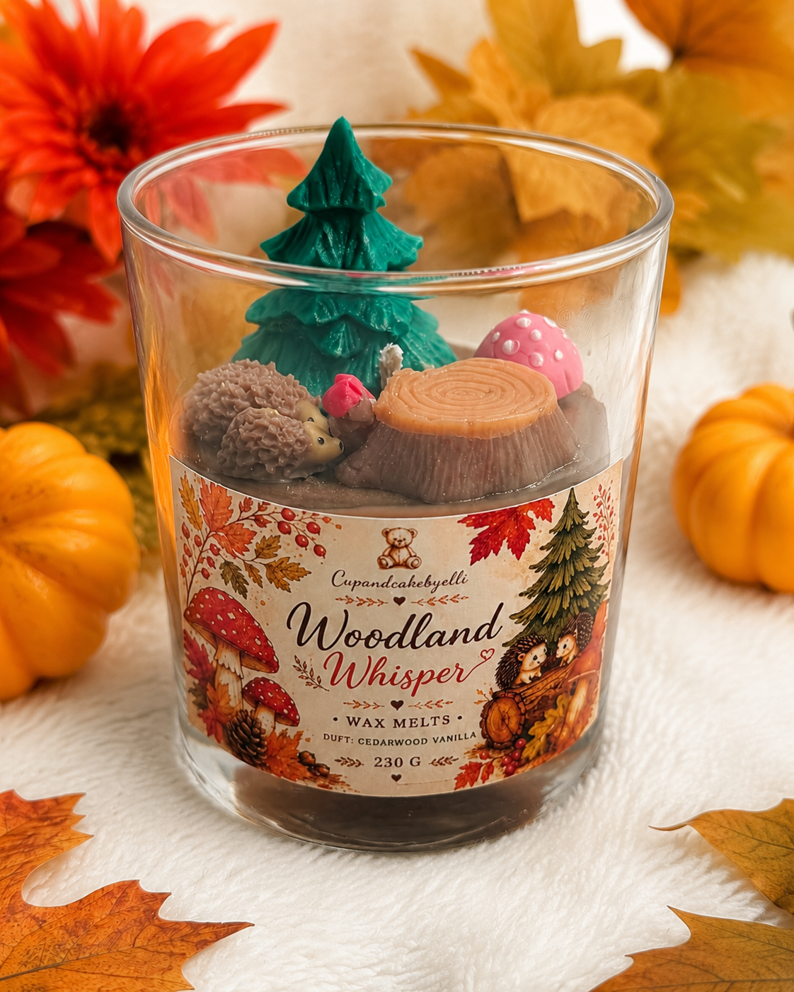 Handgegossene Woodland Whisper Dessertkerze mit Tannenbaum Igel Pilz und Baumstumpf