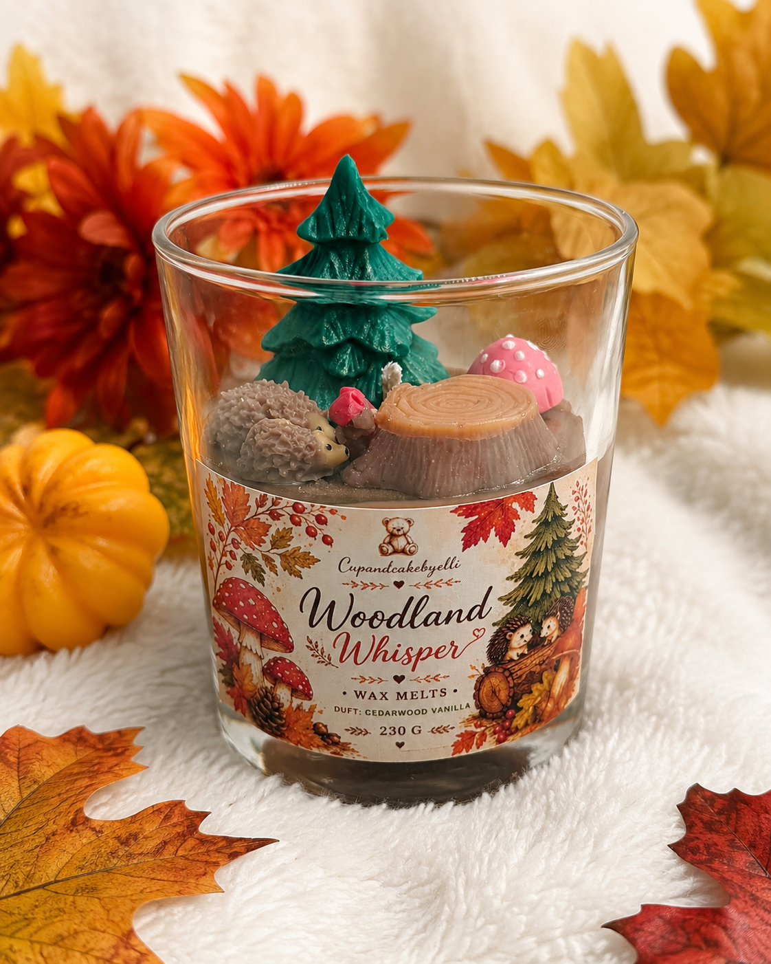 Cedarwood Vanilla Dessertkerze im Glas mit herbstlicher Walddekoration von Cupandcakebyelli